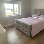 Spacious 5 Bedroom House In 度假居