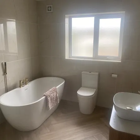 Spacious 5 Bedroom House In Dom wakacyjny Buncrana