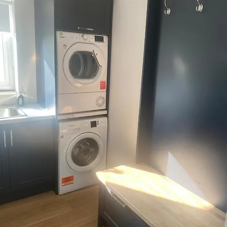 Spacious 5 Bedroom House In Сasa de vacaciones